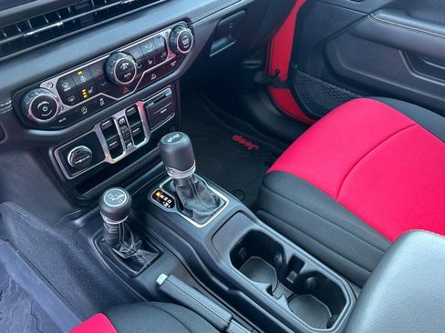 Used 2025 Jeep Wrangler Unlimited Sahara image 11