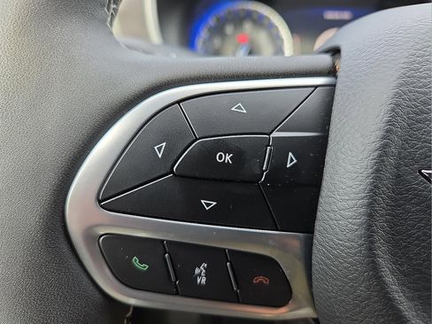 Used 2025 Chrysler Pacifica Select image 20