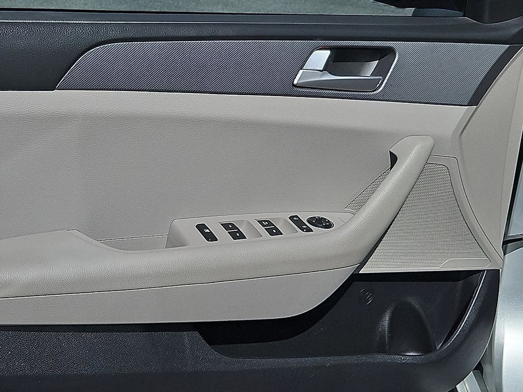 Used 2017 Hyundai Sonata SE FWD image 19