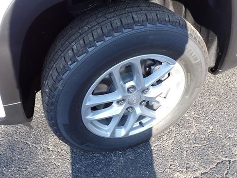 New 2025 Jeep Grand Cherokee L Laredo image 11