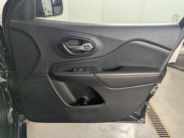Used 2022 Jeep Cherokee Trailhawk AWD/4WD image 28