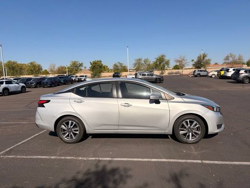 Used 2024 Nissan Versa SV FWD image 5