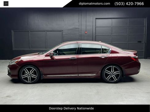 Used 2017 Honda Accord Touring image 4