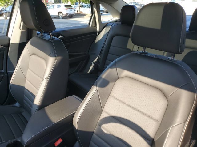 Certified 2024 Volkswagen Jetta SE w/ Panoramic Sunroof Package FWD image 24