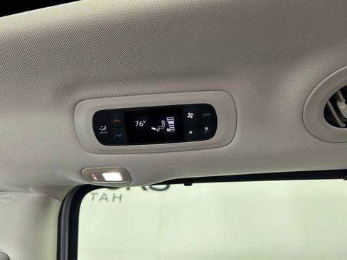 Used 2022 Chrysler Pacifica Limited FWD image 16