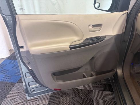 Used 2013 Toyota Sienna LE FWD image 8