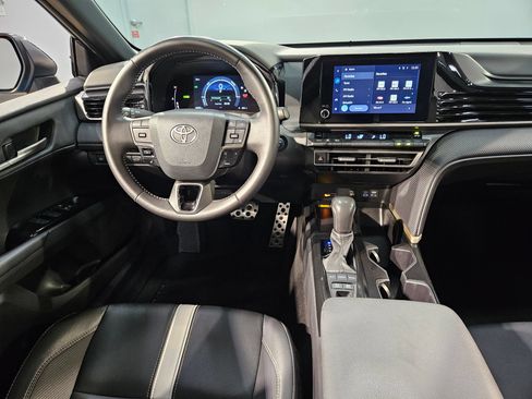 Used 2025 Toyota Camry SE FWD image 9