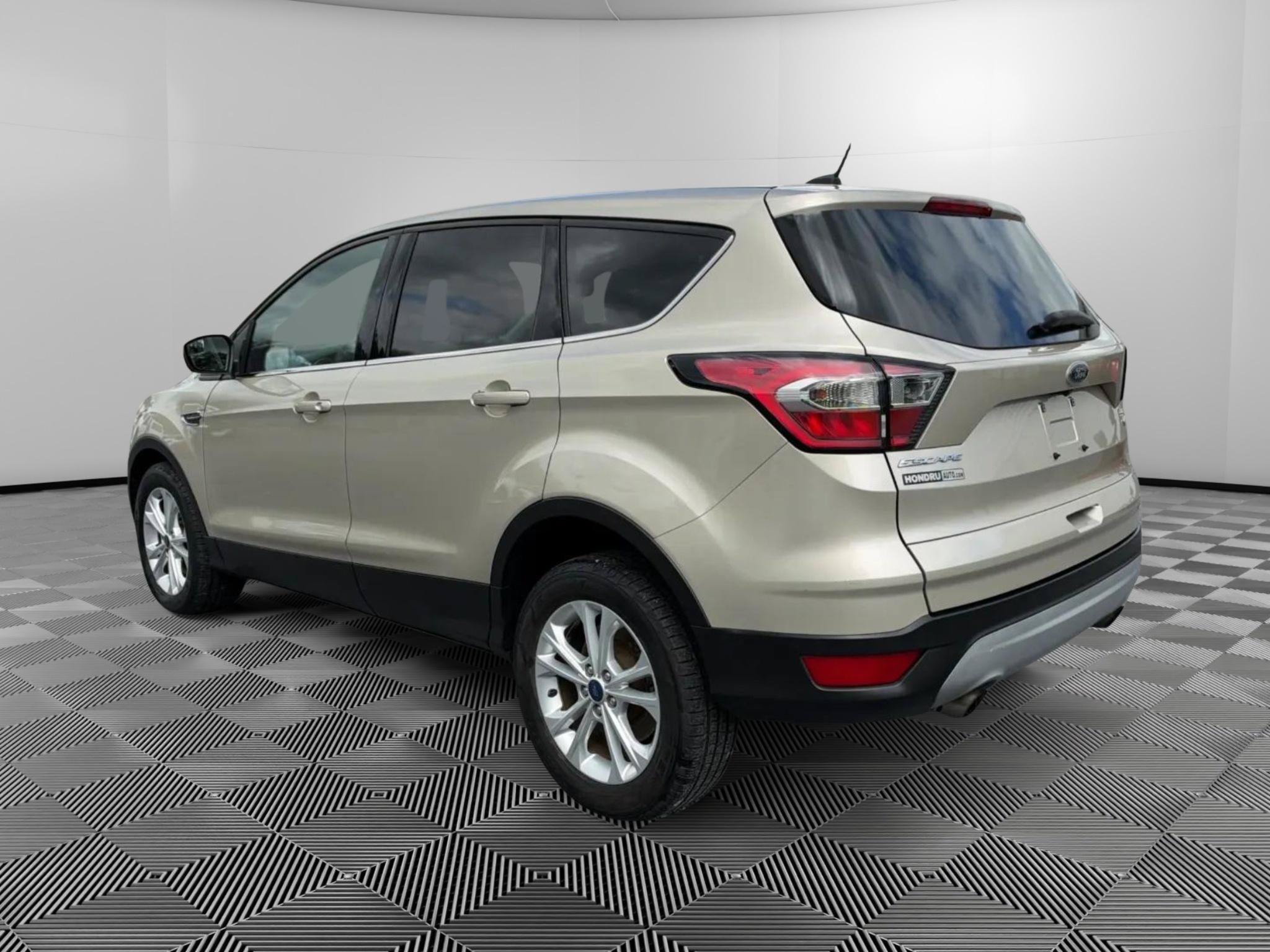 Used 2017 Ford Escape SE w/ SE Cold Weather Package AWD/4WD image 3