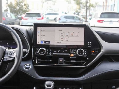 Used 2023 Toyota Highlander Limited image 21