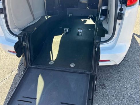 Used 2023 Chrysler Voyager LX FWD image 4