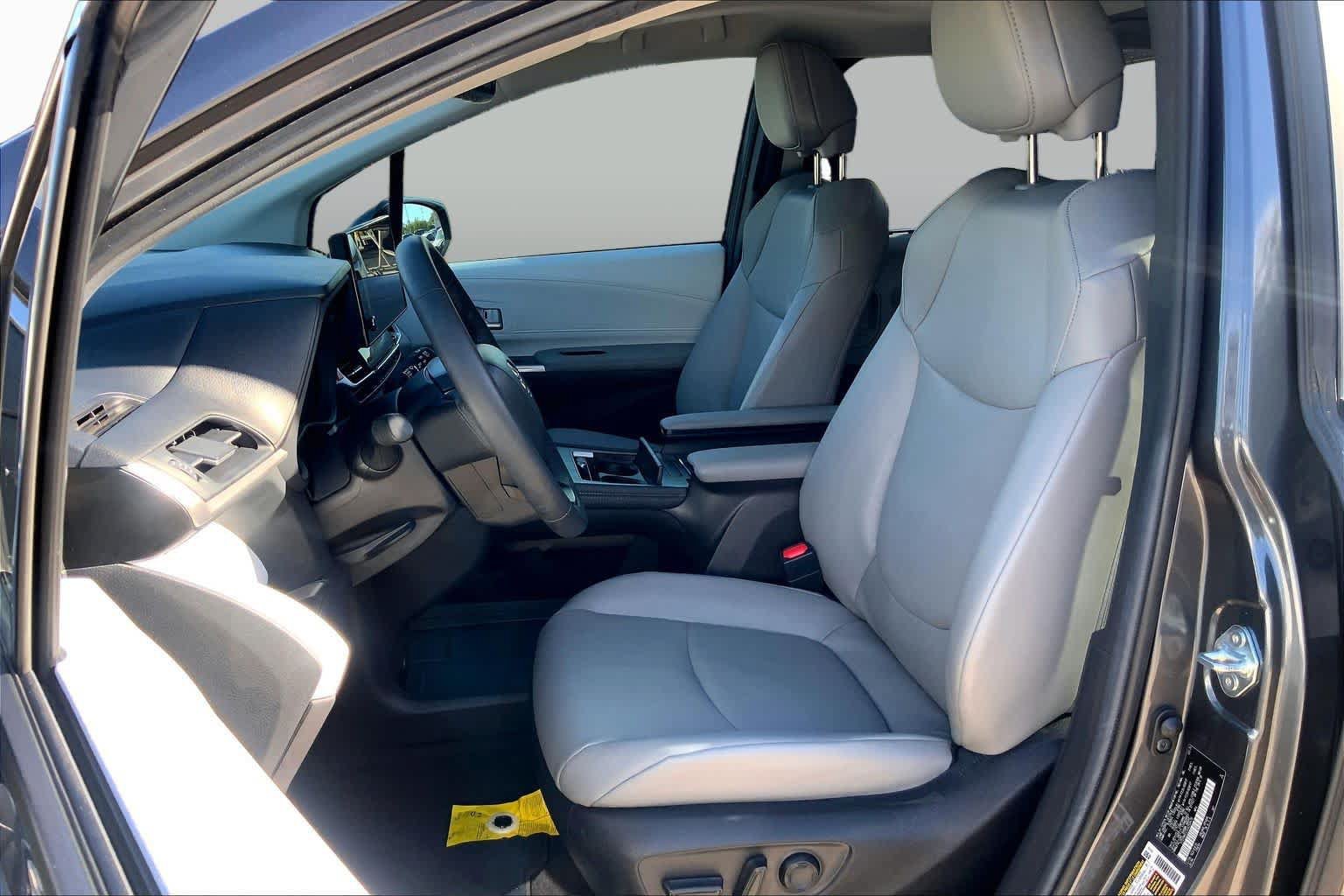 Used 2025 Toyota Sienna XLE FWD image 8