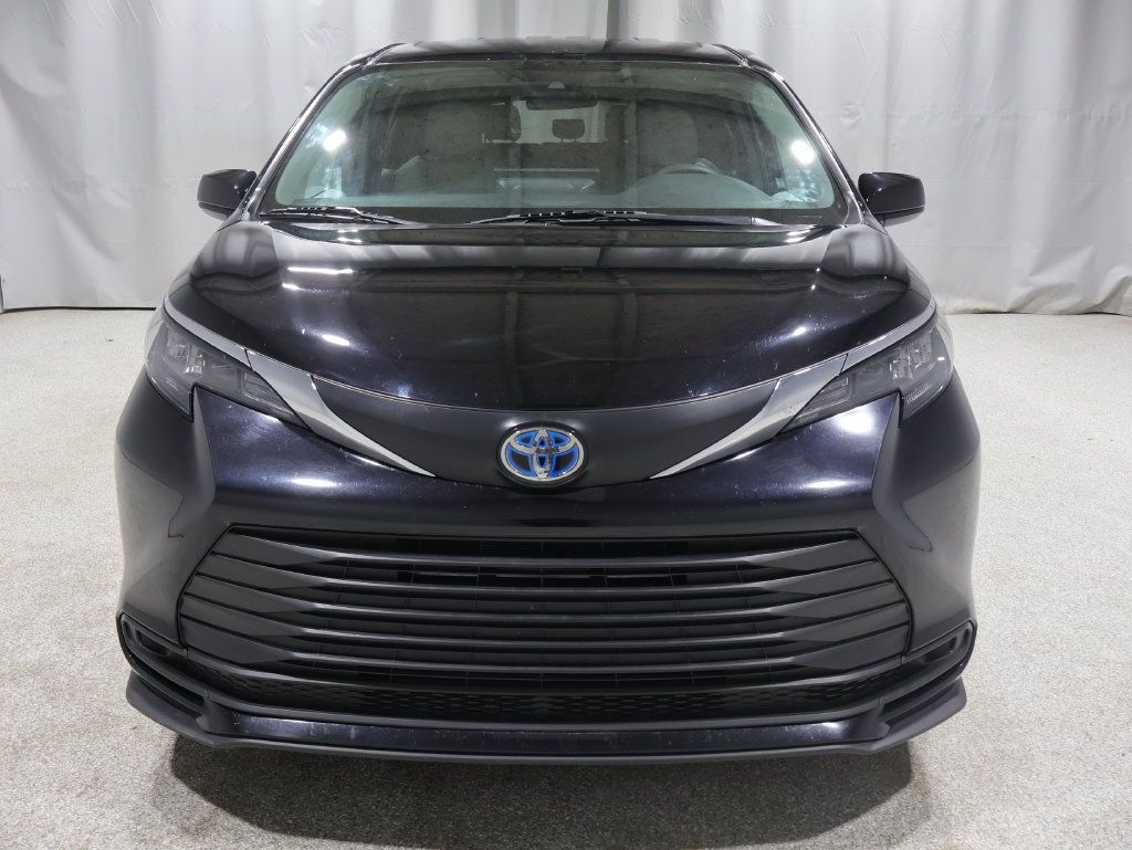 Used 2025 Toyota Sienna LE FWD image 7