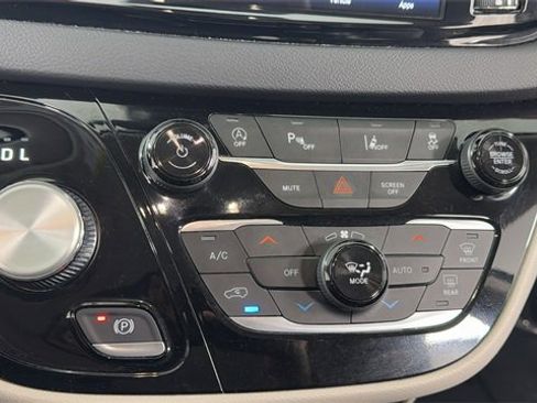 Used 2023 Chrysler Pacifica Touring-L image 29