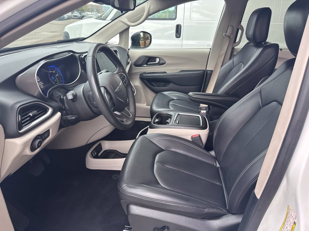 Used 2023 Chrysler Pacifica Touring-L FWD image 8