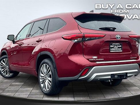 Used 2022 Toyota Highlander Platinum image 2