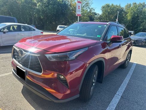 Used 2022 Toyota Highlander XLE AWD/4WD image 1