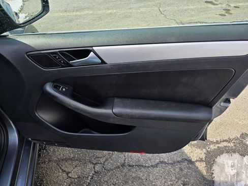 Used 2013 Volkswagen Jetta SE FWD image 27