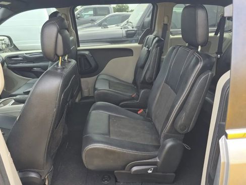 Used 2019 Dodge Grand Caravan SXT FWD image 16