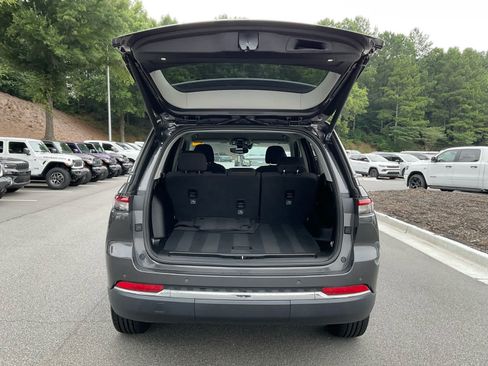 Used 2022 Jeep Grand Cherokee Laredo w/ Luxury Tech Group I RWD image 26