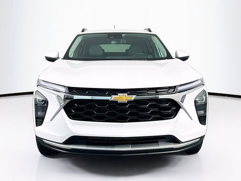 Used 2025 Chevrolet Trax LT w/ LT Convenience Package FWD image 2