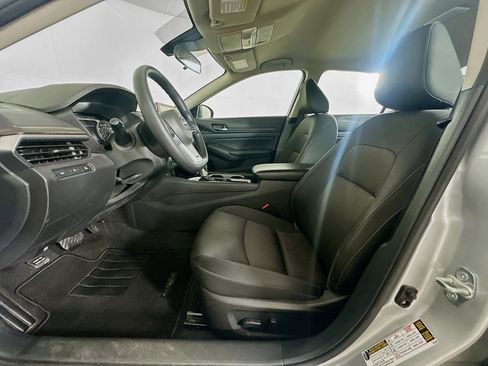 Used 2024 Nissan Altima 2.5 SV FWD image 13