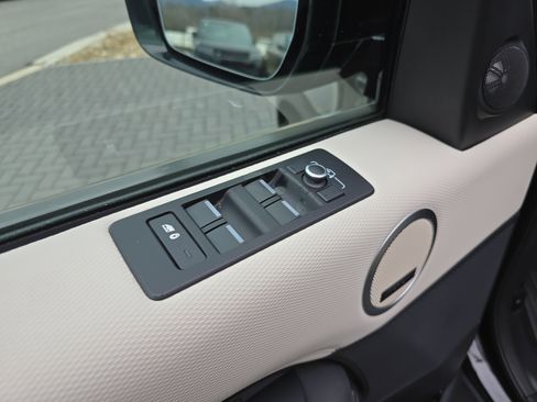 Used 2021 Land Rover Discovery S image 19