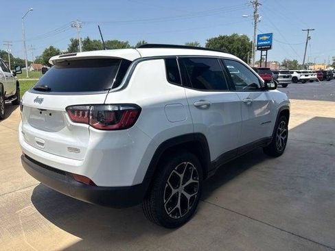 Used 2024 Jeep Compass Latitude AWD/4WD image 4