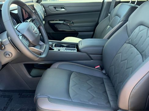New 2026 Nissan Pathfinder Platinum FWD image 18