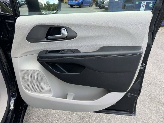 Used 2023 Chrysler Pacifica Touring-L FWD image 10