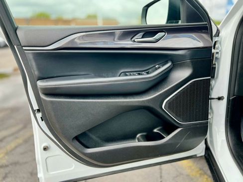 Used 2022 Jeep Grand Cherokee Laredo w/ Luxury Tech Group I image 14