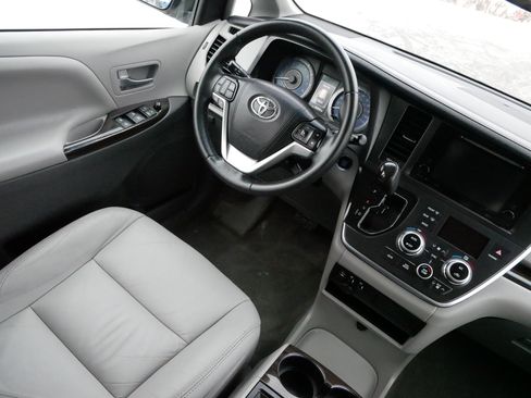 Used 2016 Toyota Sienna XLE image 9
