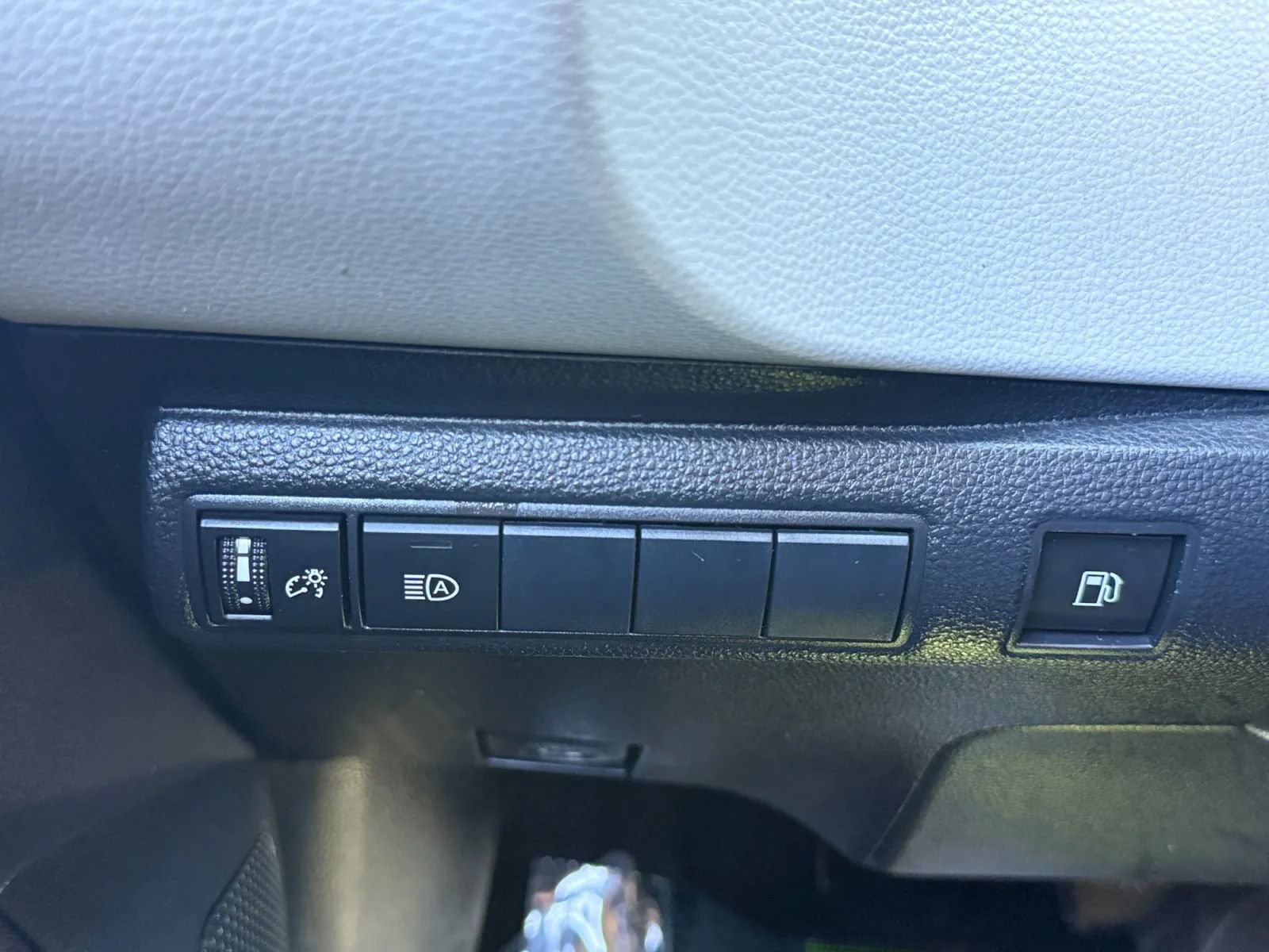 Used 2020 Toyota Corolla LE FWD image 39