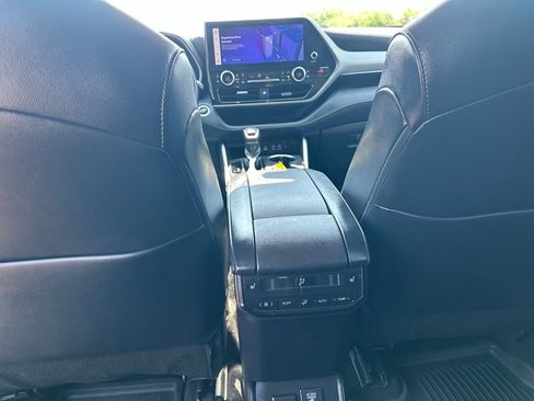 Used 2024 Toyota Highlander Platinum AWD/4WD image 25