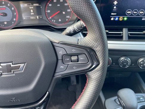 Used 2025 Chevrolet Trax RS w/ Sunroof Package image 17