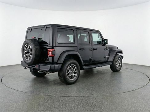 Used 2025 Jeep Wrangler Sahara image 9