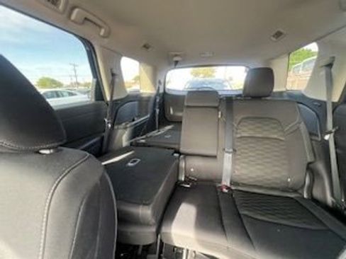 Used 2025 Nissan Pathfinder SV image 9