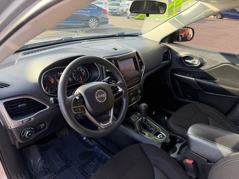 Used 2019 Jeep Cherokee Latitude w/ Popular Appearance Group FWD image 22