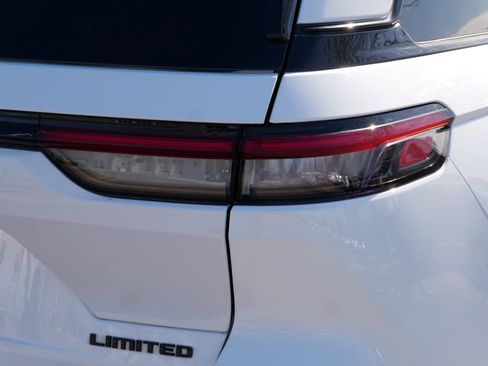 Used 2023 Jeep Grand Cherokee Limited w/ Luxury Tech Group II image 17