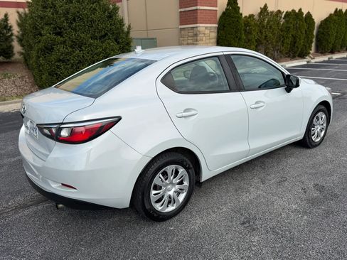 Used 2020 Toyota Yaris L image 8