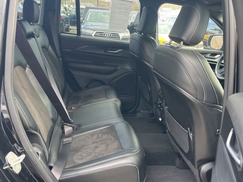 Used 2023 Jeep Grand Cherokee Altitude image 13