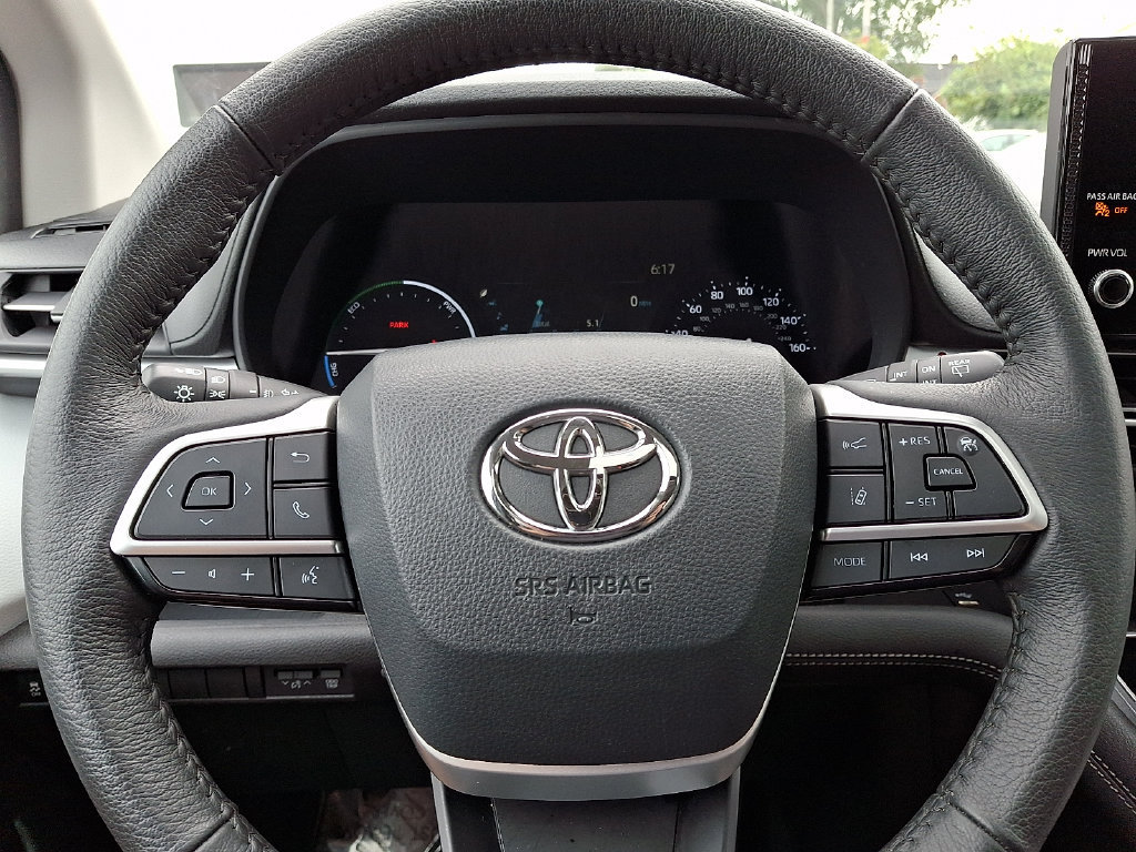 Certified 2025 Toyota Sienna XLE FWD image 20