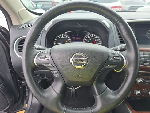 Used 2020 Nissan Pathfinder Platinum FWD image 13