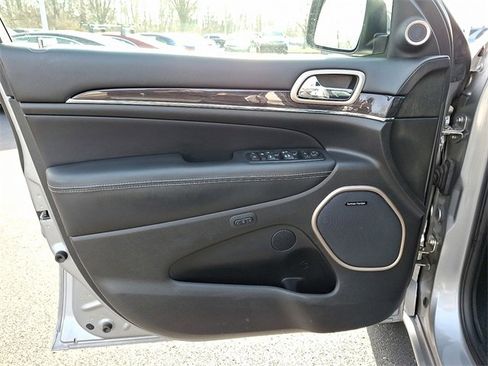 Used 2017 Jeep Grand Cherokee Overland image 13