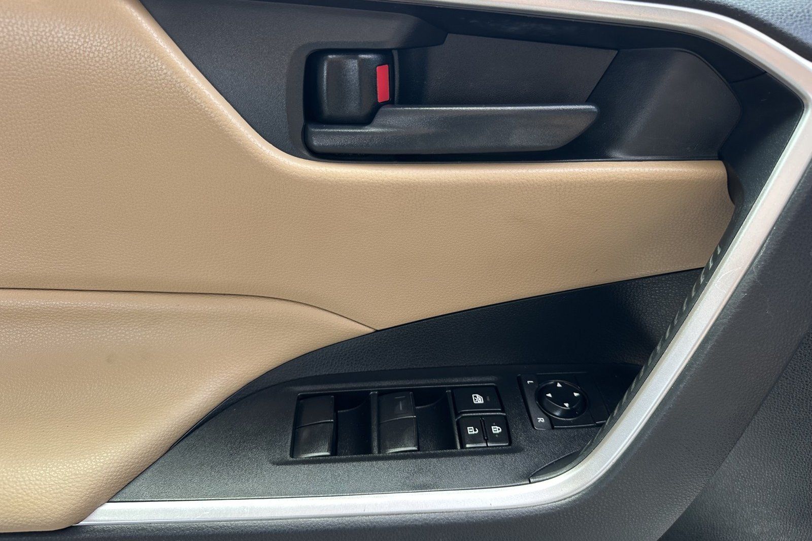 Certified 2021 Toyota RAV4 LE AWD/4WD image 11