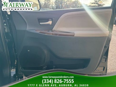 Used 2020 Toyota Sienna Limited Premium w/ Carpet Mat Package AWD/4WD image 32
