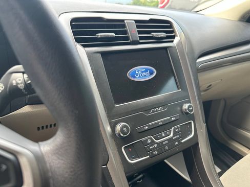 Used 2020 Ford Fusion SE FWD image 12