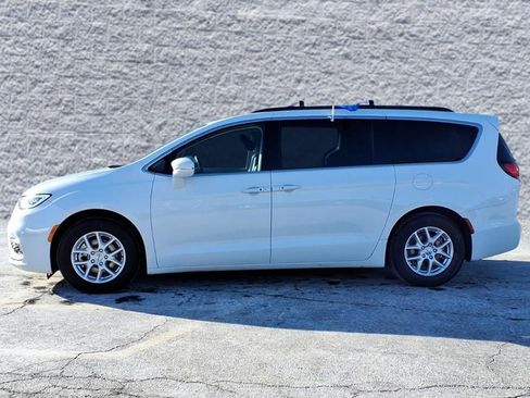 Used 2022 Chrysler Pacifica Touring-L image 4