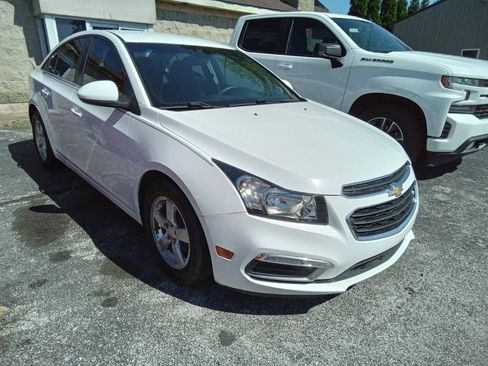 Used 2016 Chevrolet Cruze LT w/ Technology Package FWD image 2