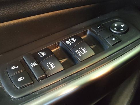 Used 2019 Jeep Cherokee Latitude Plus w/ Comfort/Convenience Group FWD image 27