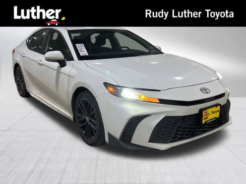 Certified 2025 Toyota Camry SE image 1